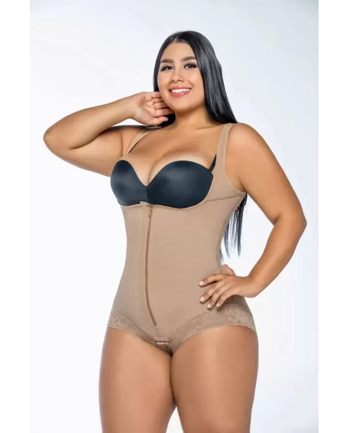 Body con cremallera y tirantes. 